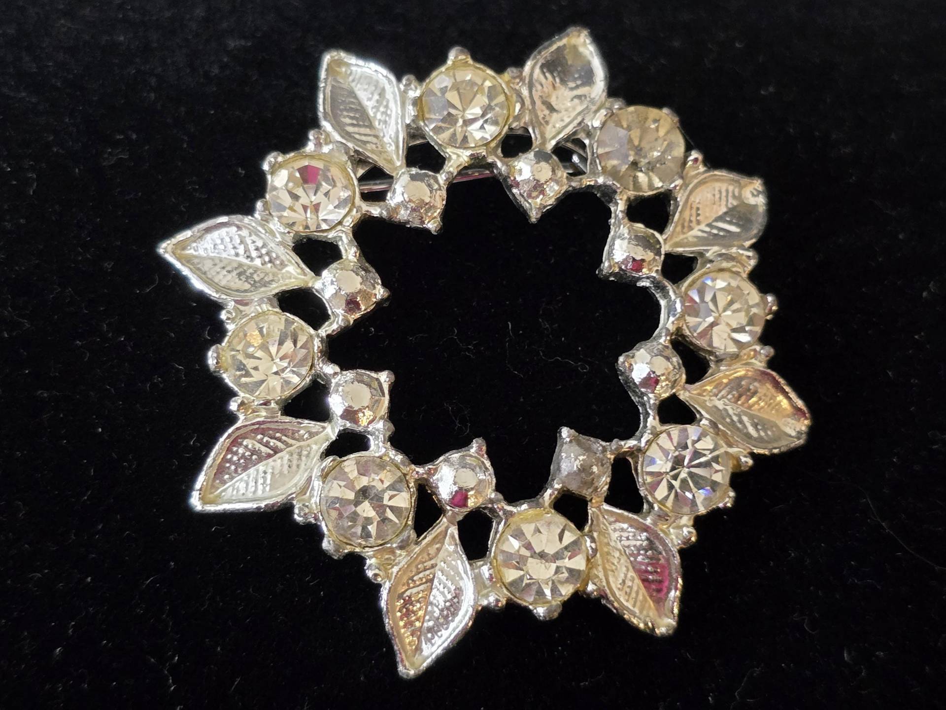 Vintage Runde Klare Kristall Strass Kranz Brosche, Silber Ton Blumenkreis Pin, Hochzeitstag, Weihnachten Geburtstagsgeschenk von UniquelyWiredBeads
