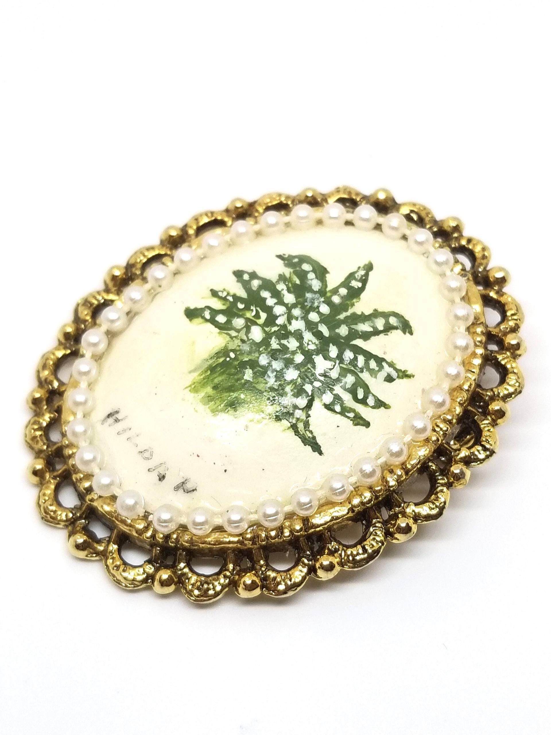 Vintage Skulptierte Gold Cameo Stil Brosche/Anhänger, Handgemalte Blumen Farn Greenery, Künstler Signiert, Schal Kragen Jacke Mantel Pin Schmuck von UniquelyWiredBeads
