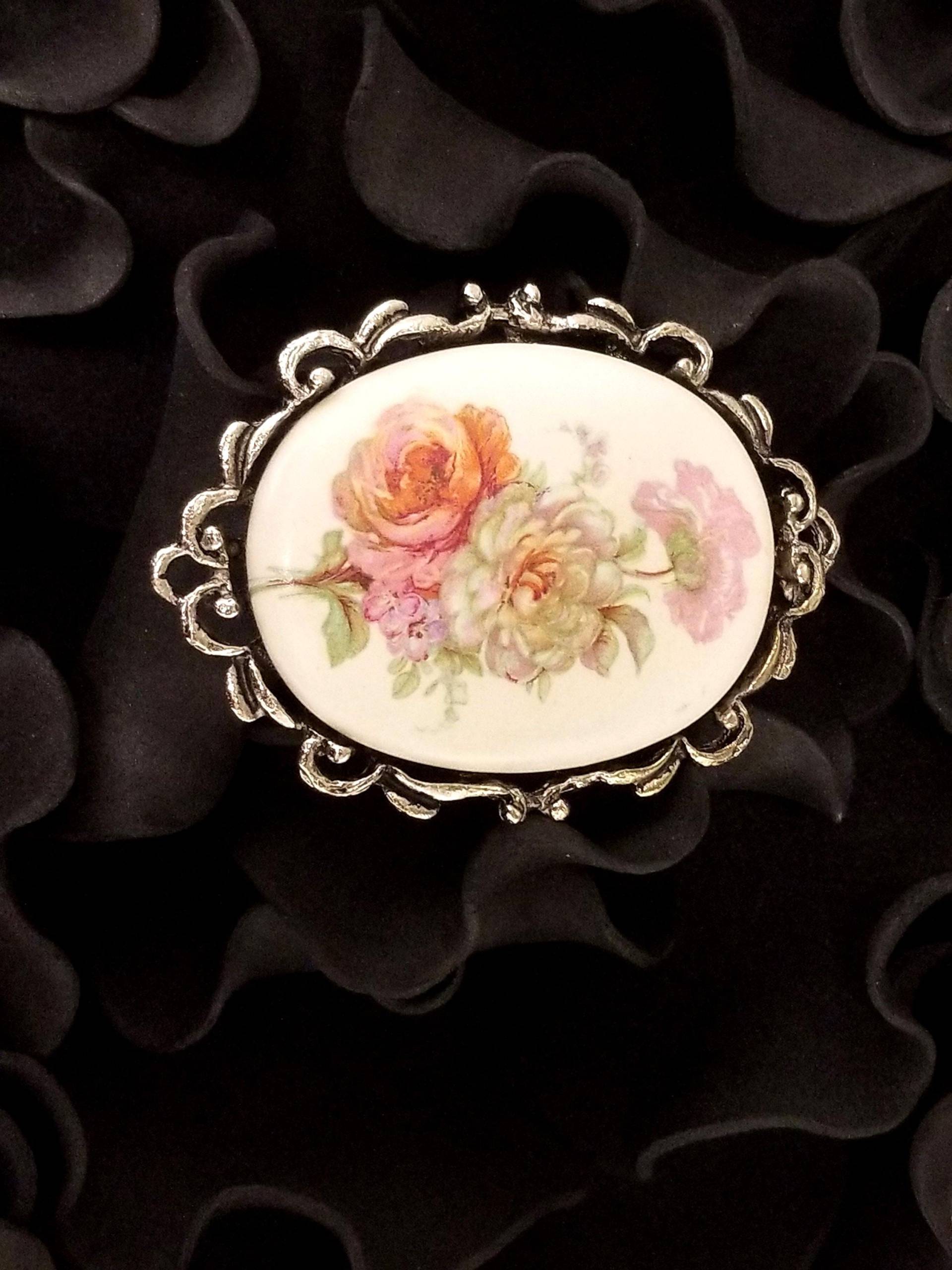 Vintage Skulptierte Silber Cameo Stil Brosche, Antike Handbemalte Porzellan Anhänger, Blume Boquet Schal Pin, Nachlass Verkauf Kostüm Schmuck von UniquelyWiredBeads