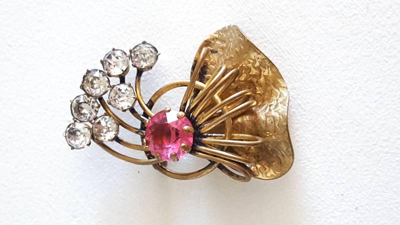 Vintage Strukturierte Gold Ton Rosa Klar Strass Brosche, Skulptierte Metall Akzent Design, Casual Bling Arbeit Mode Mantel Kostüm Schmuck von UniquelyWiredBeads