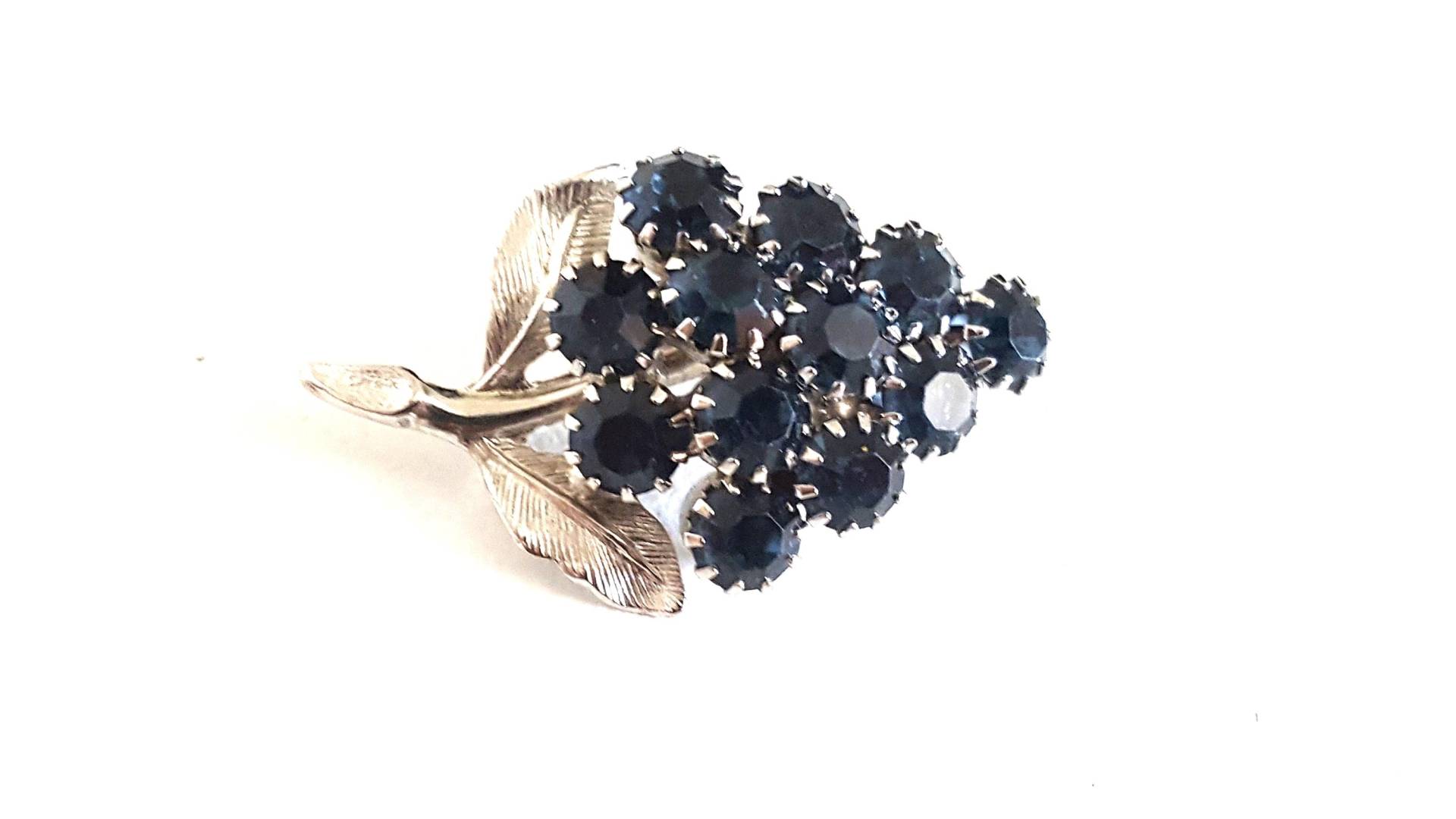 Vintage Tiefblaue Rhinestonebrosche, Marineblume, Königsblaue Glastraube, Kostüm-Mode-Accessoire-Pin, Blumenstrauß, Mantelkragen von UniquelyWiredBeads