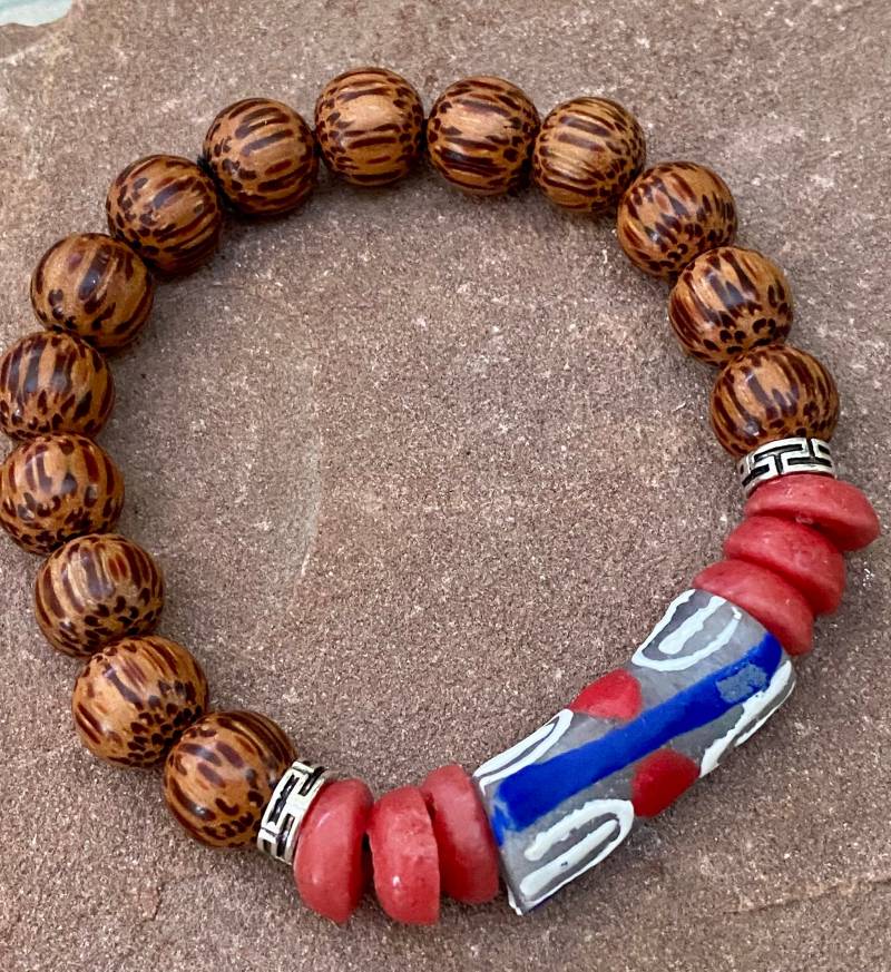 Krobo Perlen Und Bayong Holzperlen Armband von UniquelybyRuth