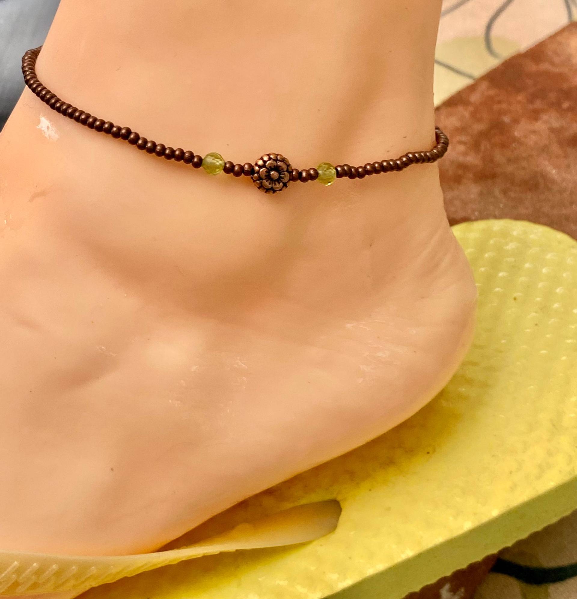 Kupfer Überzogene Metallperlen-Fußkettchen-stapelbare Fußkettchen-Echter Peridot-Kristalle-strand-Schmucksachen Kupfer Überzogene Metallperlen-Fußkettchen-stapelbare Fußkettchen-Echter Peridot-Kristalle-strand-Schmucksachen von UniquelybyRuth