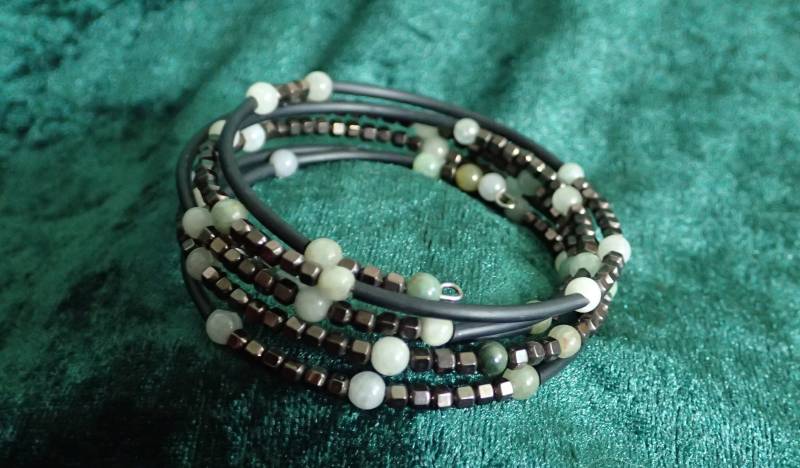 Boho Wickelarmband Mehrreihiges Halbedelstein Perlenarmband Für Damen Rund Jade Perlen Und Kupfer Würfel Hämatit Memory Wire Draht von Uniquon