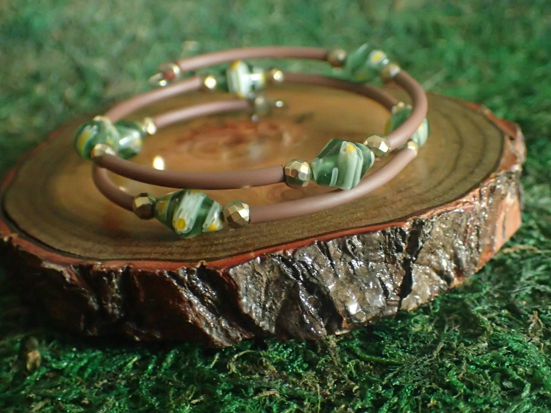 Damen Boho Armreif Doppelreihig, Murano Glasperlen Grün Und Gold, Hämatit Facettierte Perlen, Vegan Kunstleder, Memory Draht Wickelarmband Damen Boho Armreif Doppelreihig, Murano Glasperlen Grün Und Gold, Hämatit Facettierte Perlen, Vegan Kunstleder, Memory Draht Wickelarmband von Uniquon