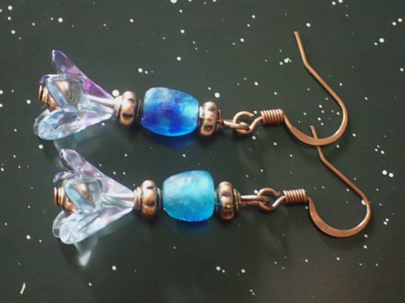 Glasblumenperlen Ohrringe Messing Und Rotkupfer Seeglas Farbverlauf Nachhaltiges Sommeraccessoire Im Vintage-Hippie-Boho-sti Handgefertigt von Uniquon