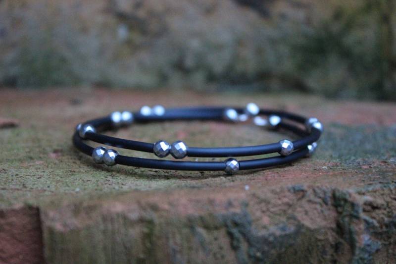 Hämatit Memory Wire Armband Frauen Mehrreihig Vegan Wickelarmband Schwarz Silber Perlenarmband Damen Schmuck Geschenk Edel von Uniquon