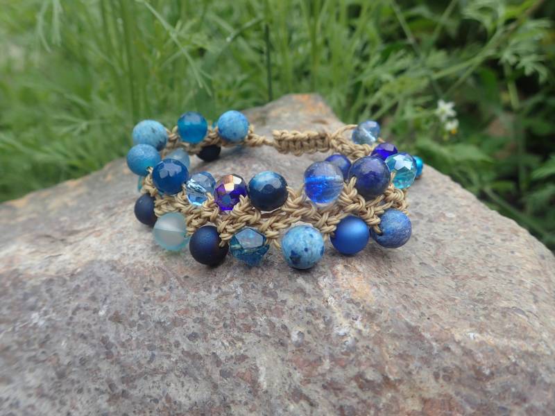 Halbedelstein Glas Perlen Armband Blau Beige Häkelarmband Garn, Blaue Glas - Und Halbedelsteinperlen in Zwei Reihen Xs von Uniquon