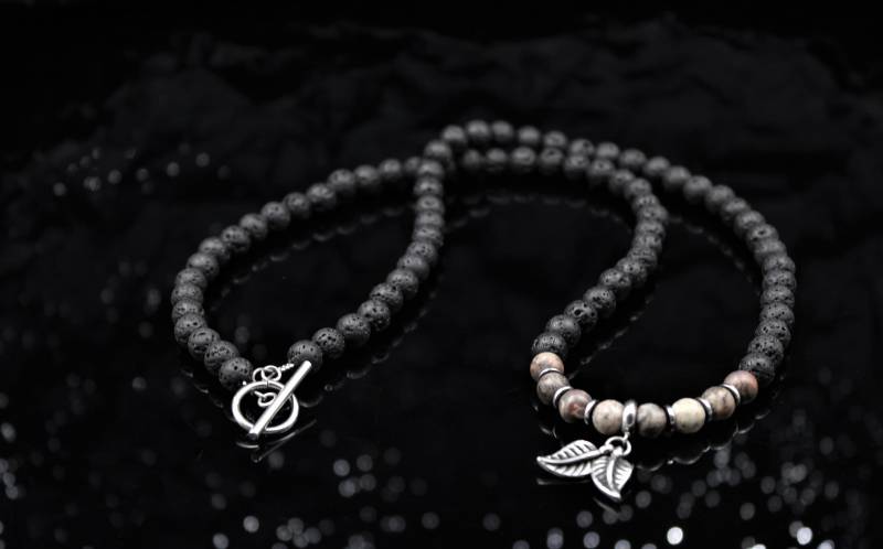 Natur Lavastein Kette Mit Blatt Anhänger - Schwarze Naturstein Perlenkette in Silber | Boho Schmuck Für Damen Herren Pflanzen Steinkette von Uniquon