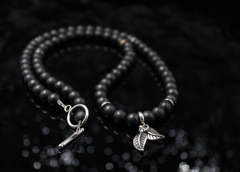 Schwarz Lava Perlen Kette Männer Frauen Blatt Anhänger Beziehungs Geschenk Boho Schmuck Hochwertiger Boho Schmuck Edelstahl Halskette von Uniquon