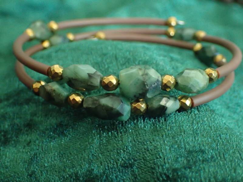 Sommerglanz Doppelreihiges Memory Wire Armband Mit Mini-Hämatitperlen in Gold Smaragdgrünen Facettierten Perlen Und Edelsteinen von Uniquon