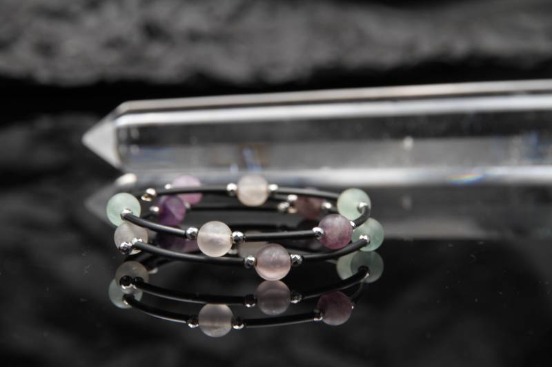 Versilberter 2-Reihiger Armreif Mit Fluorit & Hämatit-Perlen - Wickelarmband Veganem Kunstleder, Einzigartiges Geschenk Für Damen S M Versilberter 2-Reihiger Armreif Mit Fluorit & Hämatit-Perlen - Wickelarmband Veganem Kunstleder, Einzigartiges Geschenk Für Damen S M von Uniquon