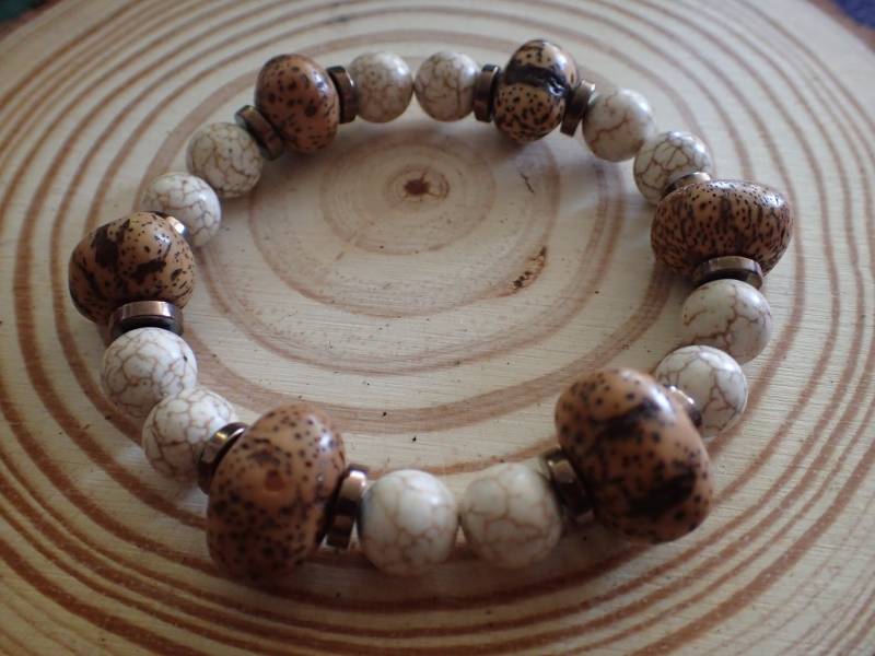 xl Holz Perlenarmband Mit Hämatit Und Beige-Weißem Statement - Unisex Hippie Boho Style von Uniquon
