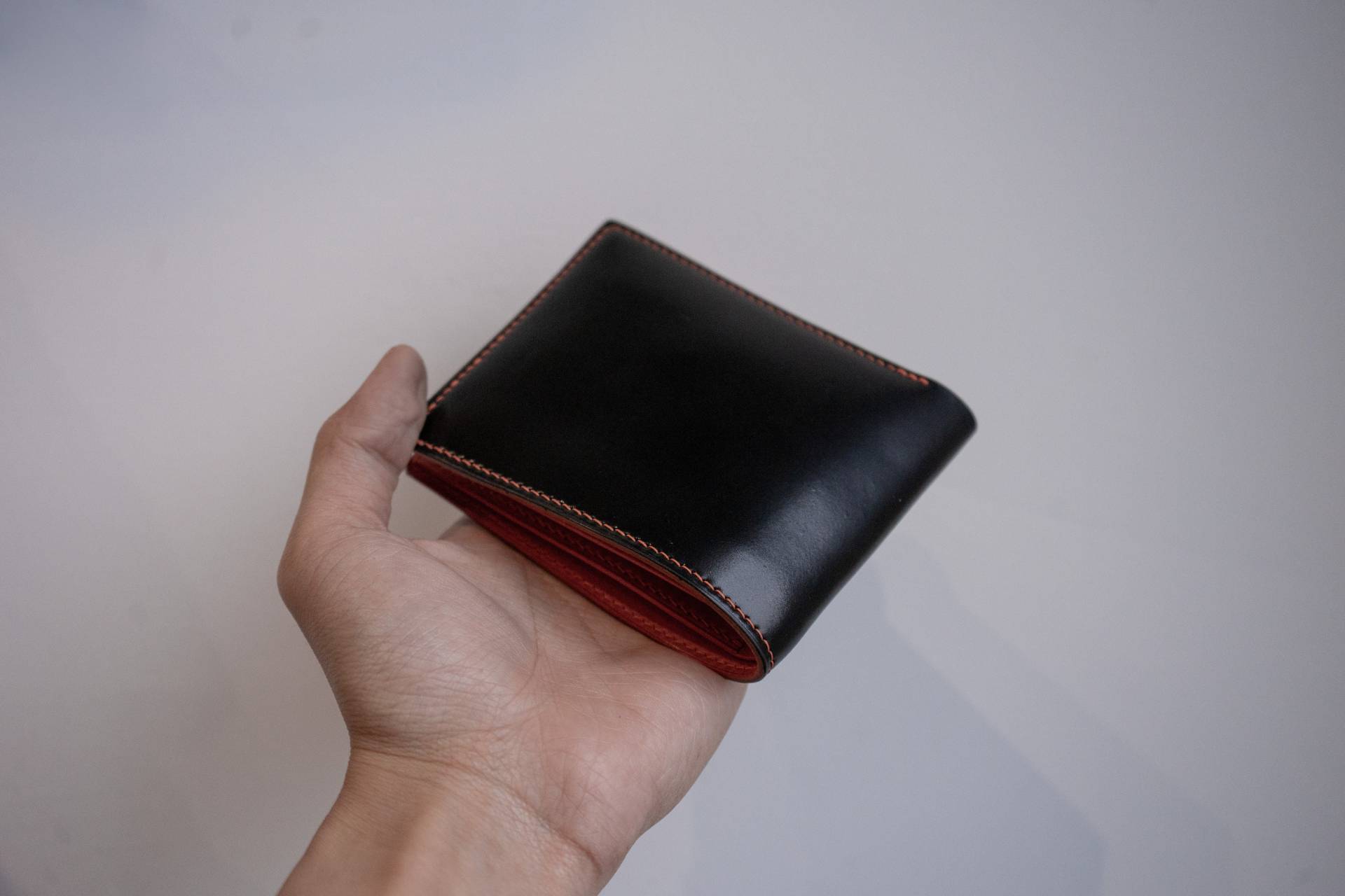 Handgemachte Horween Cordovan Leder Bifold Geldbörse, Schwarz Und Orange von UnitedLeather