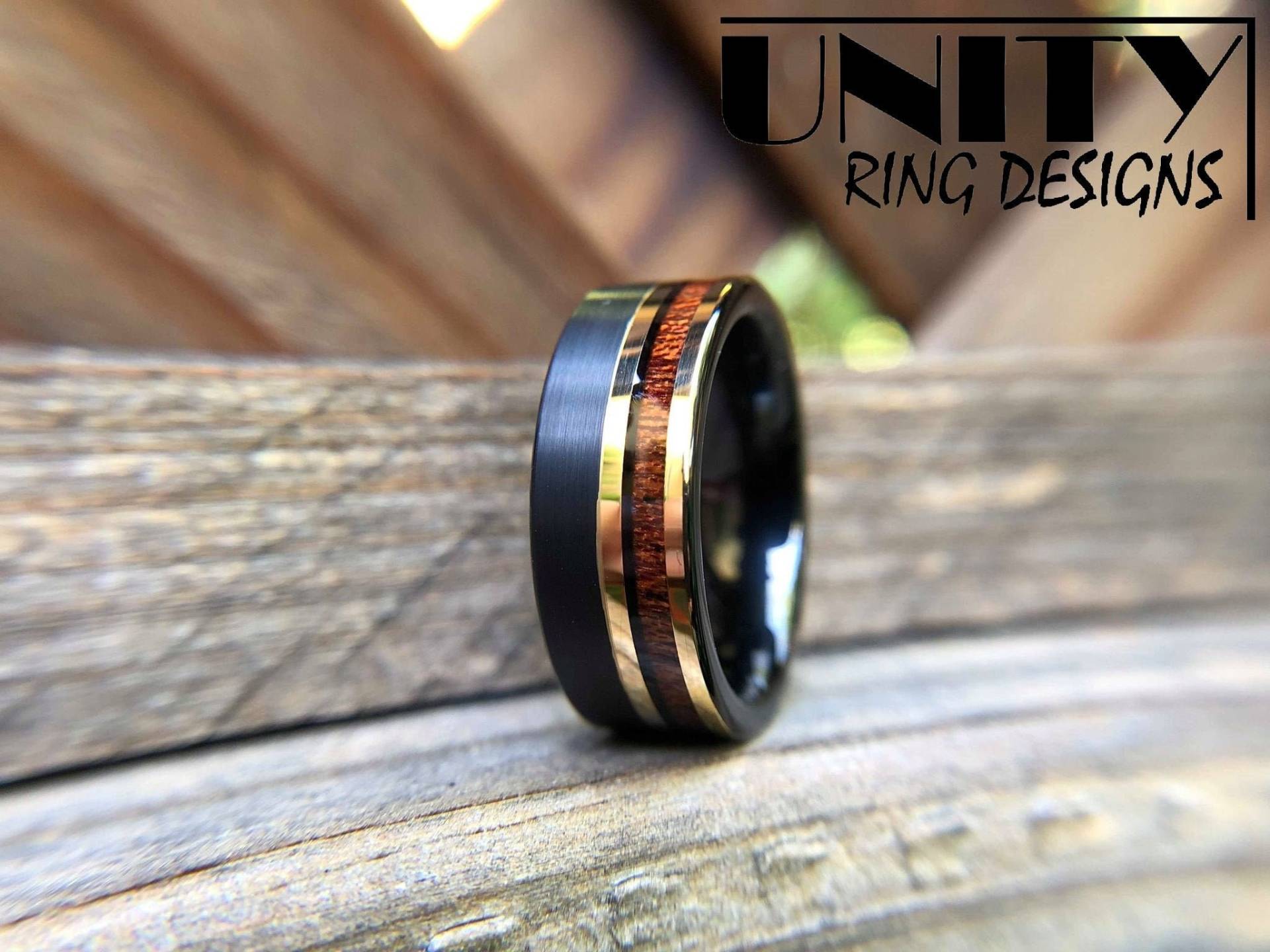 Gold Koa Holz Wolframring, Schwarzer Herren Wolfram Ehering, Unityringdesigns von UnityRingDesigns