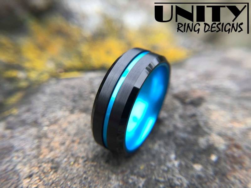 Schwarz Blau Wolfram Ring, Blaue Dünne Linie Männer Ehering, Polizist, Unity Ring Designs von UnityRingDesigns