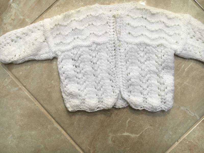 Neue Handmade Gestrickte Schöne Baby Jacke Weiße Farbe Mit Muster von UniversalBoutique