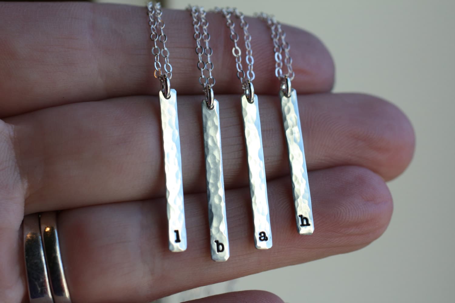 Dünn, Zierlich Silberbarren, Personalisierte Sterling Silver Bar, Einfache Tägliche, Skinny Vertical Bar Kette, Schichtung, Hand Strukturiert von UnmistakablyMine