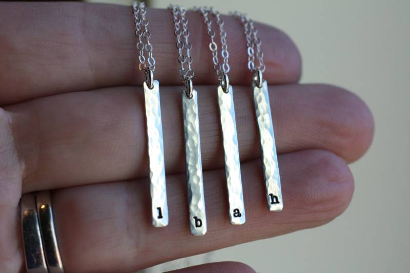 Dünn, Zierlich Silberbarren, Personalisierte Sterling Silver Bar, Einfache Tägliche, Skinny Vertical Bar Kette, Schichtung, Hand Strukturiert von UnmistakablyMine