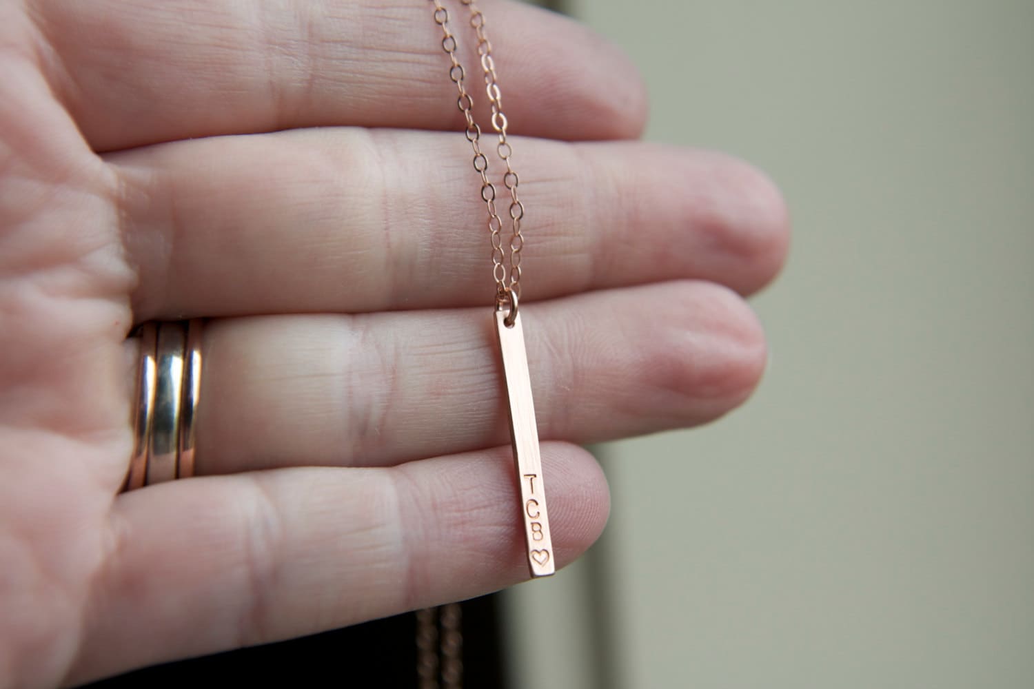 Dünne Zierliche Rose Gold Bar Halskette, Personalisierte 14 K Rosa Gold-Gefüllte Bar, Einfache Jeden Tag, Dünne Vertikale Schichtung von UnmistakablyMine