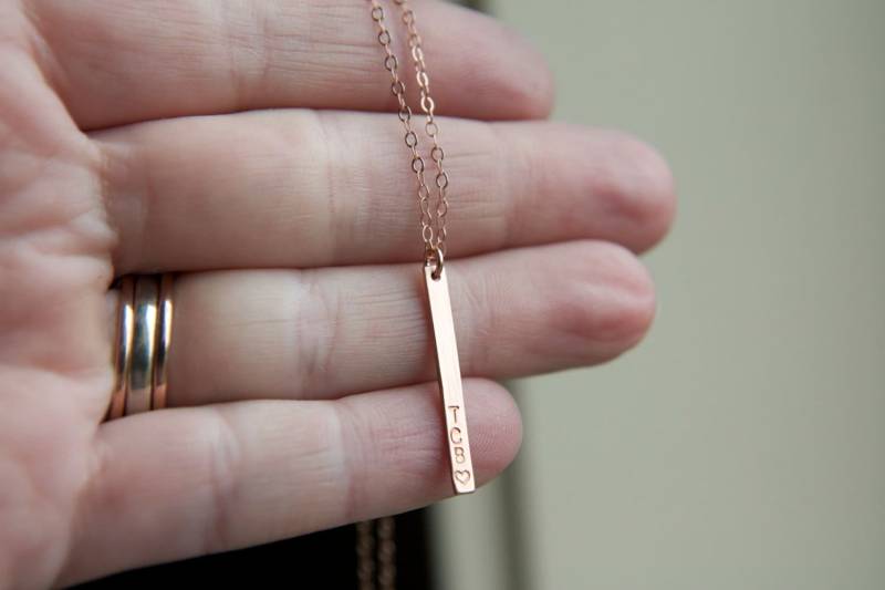 Dünne Zierliche Rose Gold Bar Halskette, Personalisierte 14 K Rosa Gold-Gefüllte Bar, Einfache Jeden Tag, Dünne Vertikale Schichtung von UnmistakablyMine