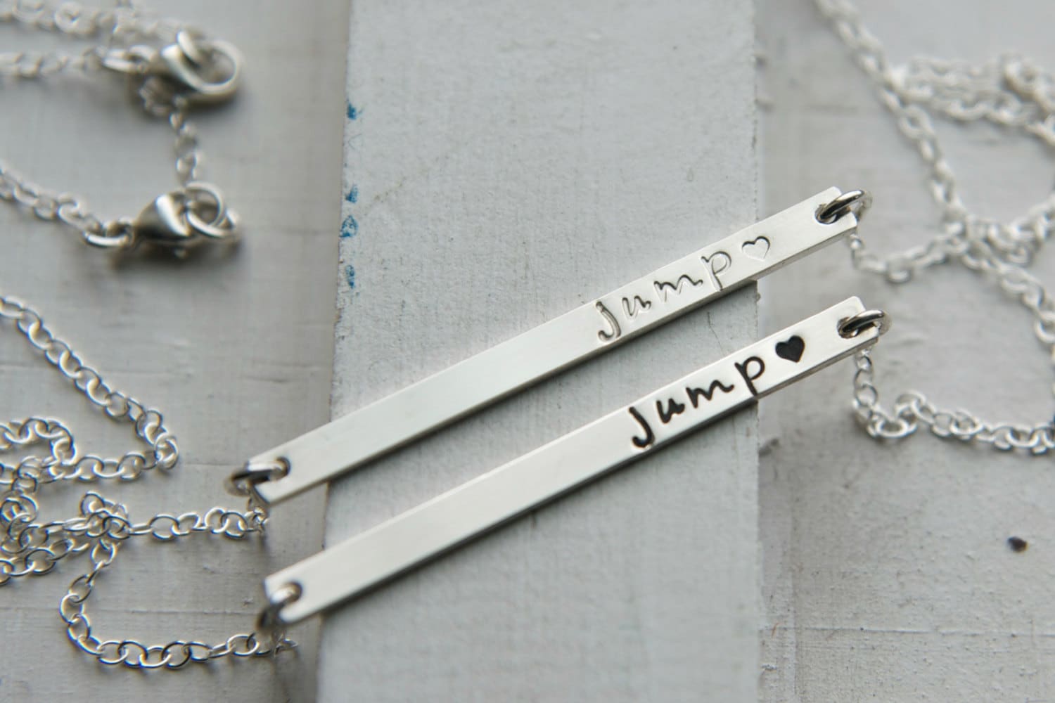 Dünne Zierliche Silber Lange Bar Halskette, Personalisierte Einfach Jeden Tag, Skinny Benutzerdefinierte Wort Layering Initial Schmuck, Angepasst von UnmistakablyMine