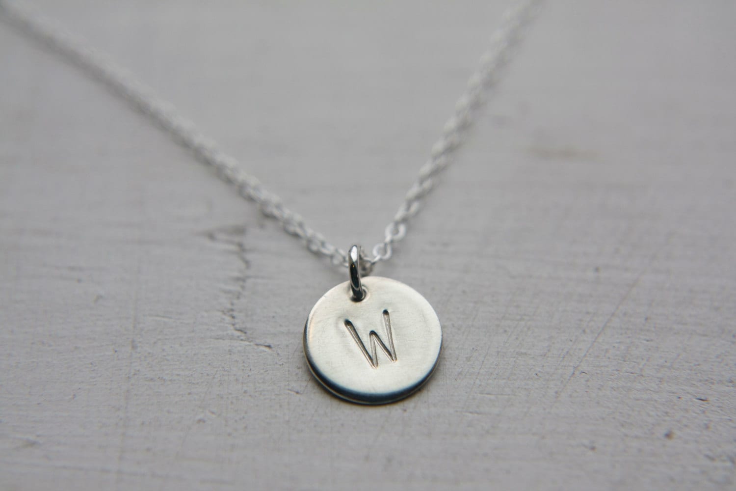 Erste Halskette, Sterling Silber Erste Disc Benutzerdefinierte Promi Inspiriert Personalisierte Halskette von UnmistakablyMine