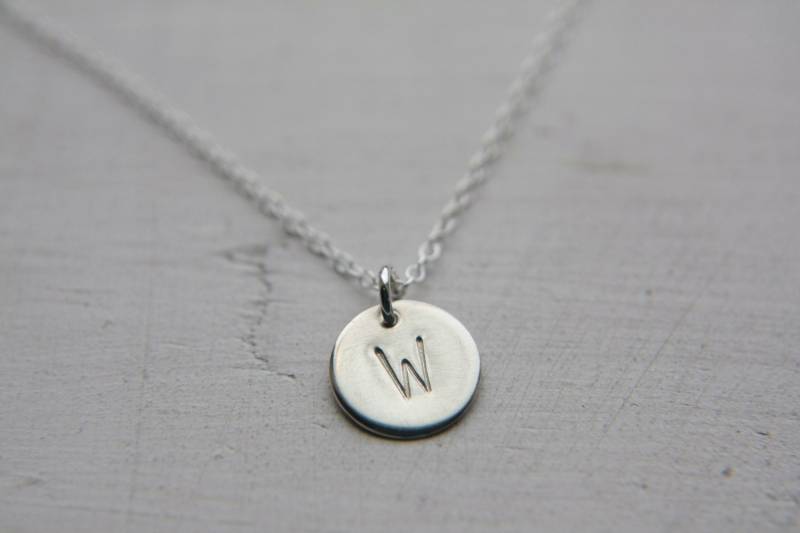 Erste Halskette, Sterling Silber Erste Disc Benutzerdefinierte Promi Inspiriert Personalisierte Halskette von UnmistakablyMine