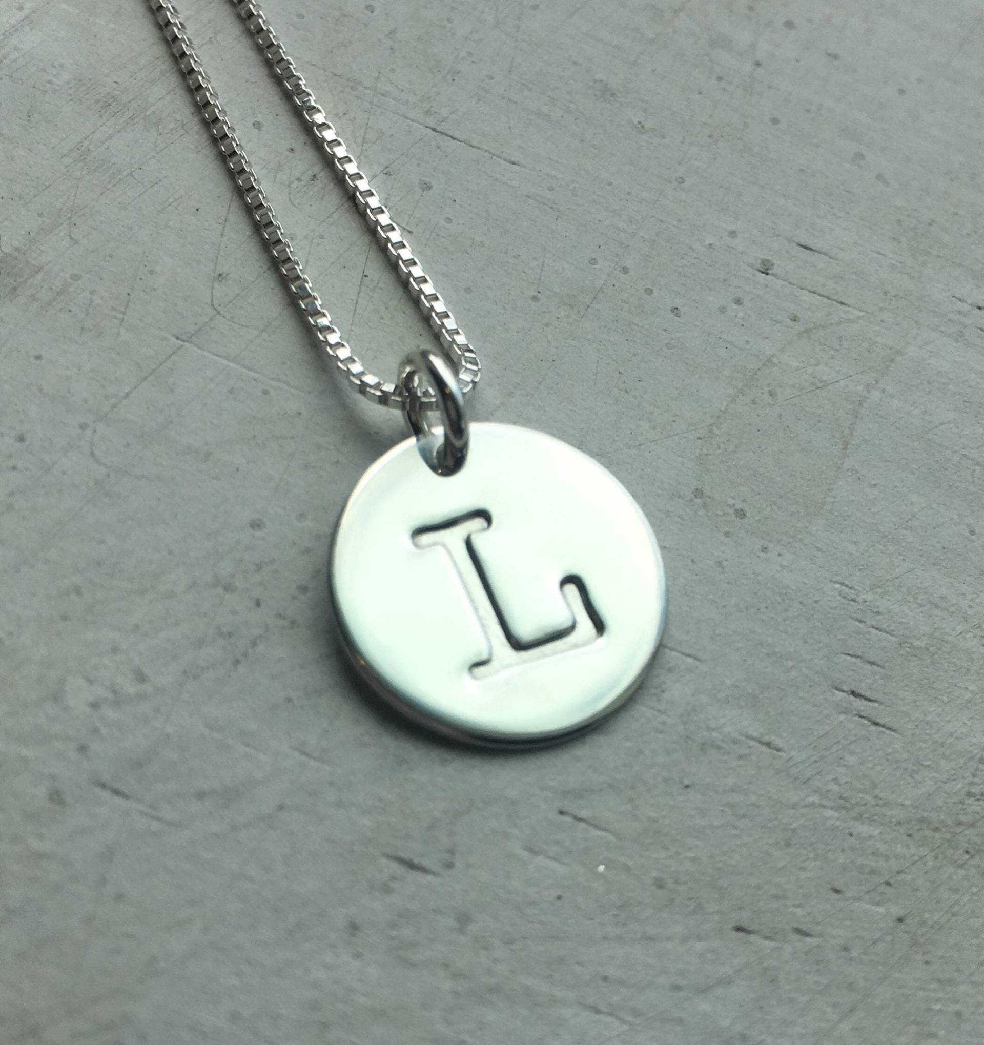 Erste Halskette, Sterling Silber Erste Disc Benutzerdefinierte Schreibmaschinenschrift Brief Charme, Personalisierte Halskette von UnmistakablyMine