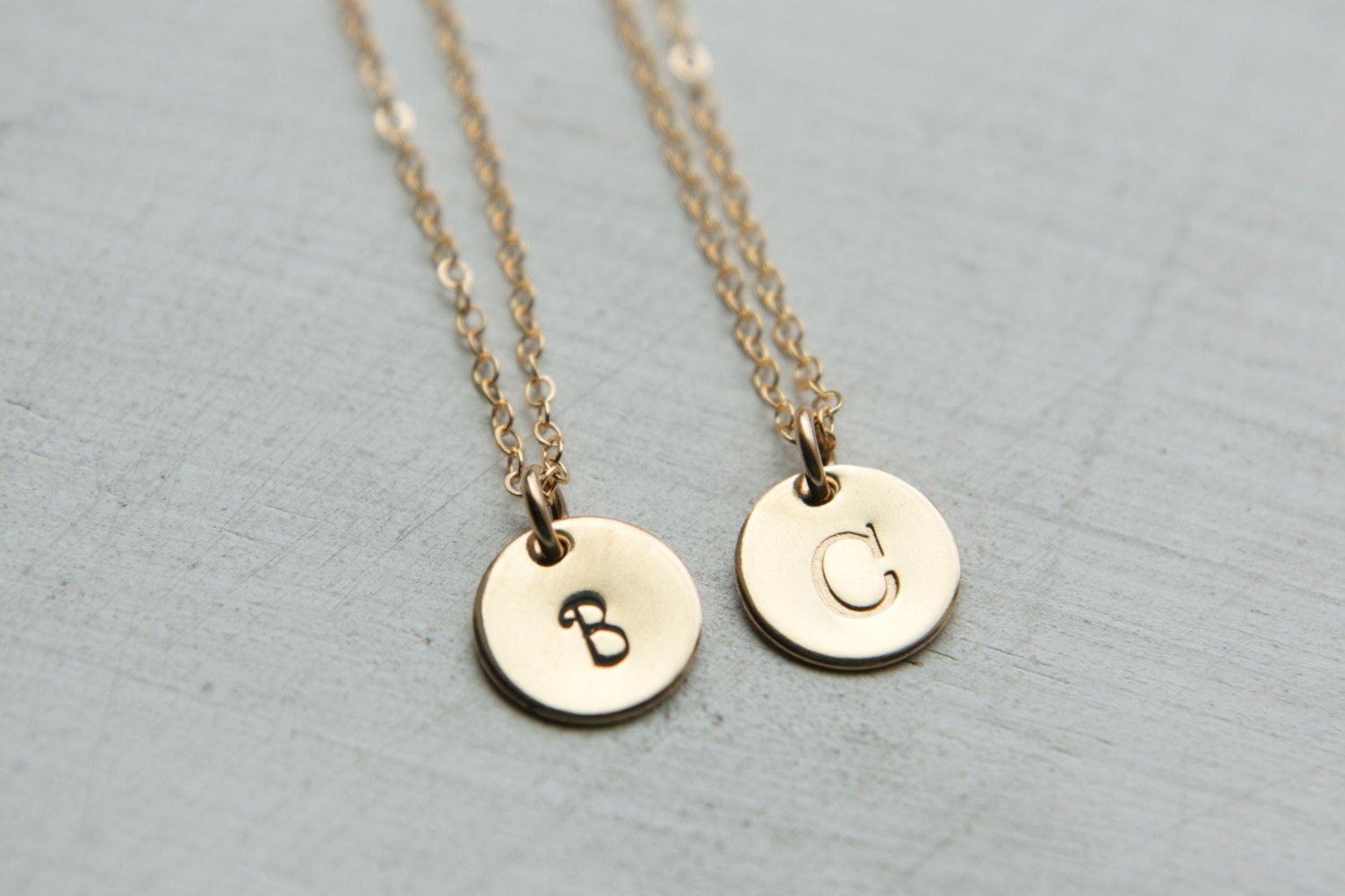 Gold-Disc-Halskette, Erste Halskette, Gold Initial Schmuck, Zierliche Celebrity Inspiriert Personalisierte 11mm Scheibe von UnmistakablyMine