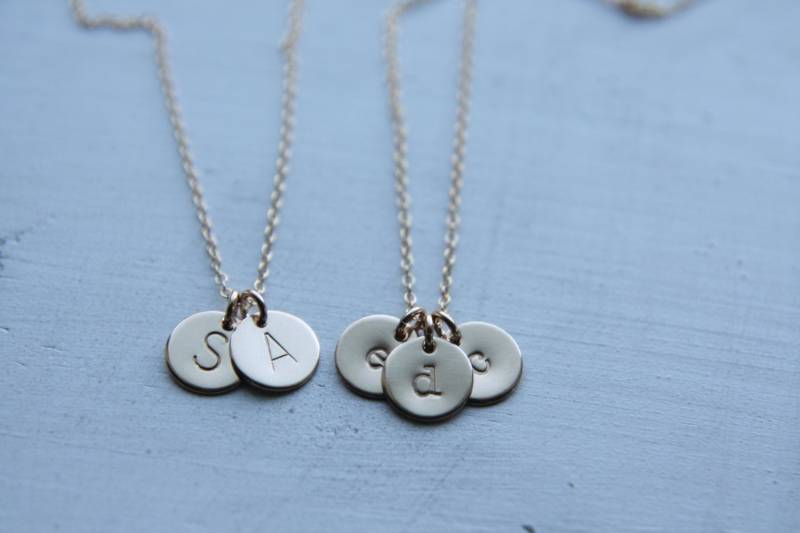 Gold Initial Halskette, 2 3 4 5 Disc Zierliche Erste Schmuck, Mama Personalisierte Halskette 11mm Scheibe von UnmistakablyMine