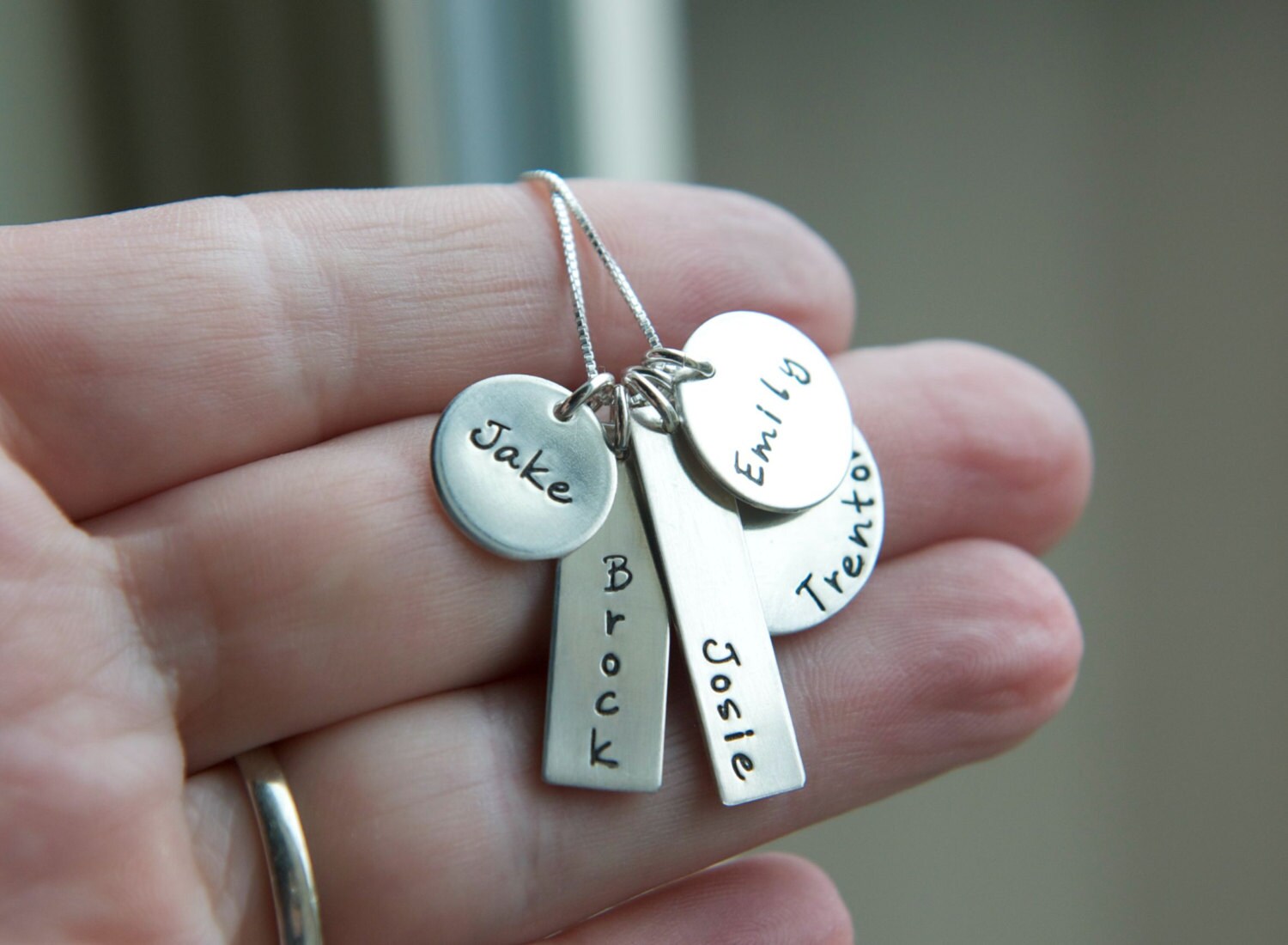 Große Sterling Silber Familie Halskette, Fünf Charme Mom Hand Gestempelt Personalisierte 5-Tag-Halskette, Gravierte Kinder Namen Mama Oma von UnmistakablyMine