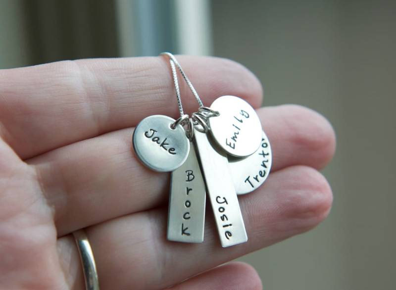 Große Sterling Silber Familie Halskette, Fünf Charme Mom Hand Gestempelt Personalisierte 5-Tag-Halskette, Gravierte Kinder Namen Mama Oma von UnmistakablyMine