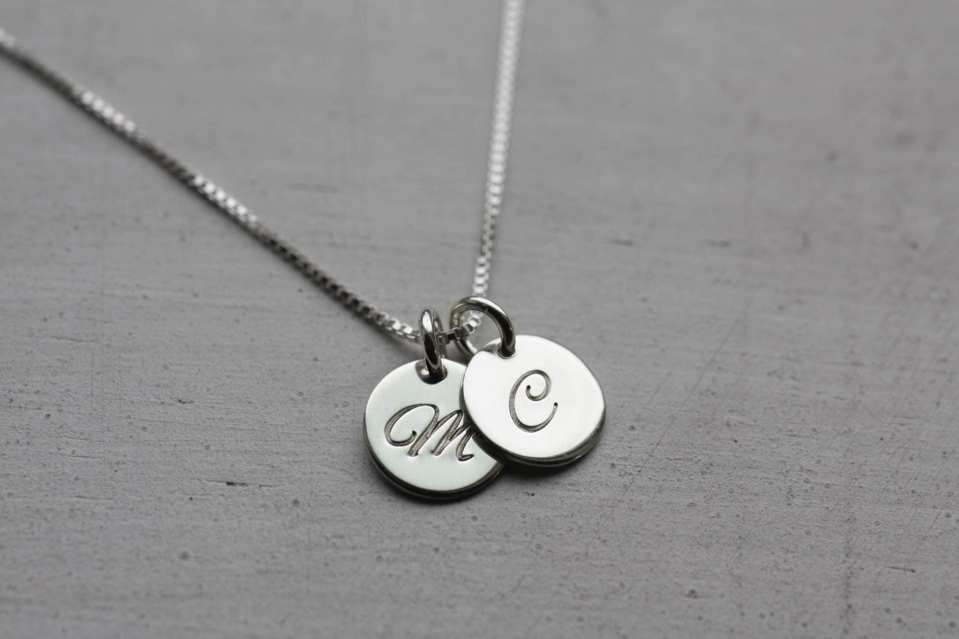 Initial Charm Halskette, 1 2 3 4 5 Silberkette Mit Plättchen, Sterlingsilber Individuelle Monogramm Personalisierte Halskette von UnmistakablyMine