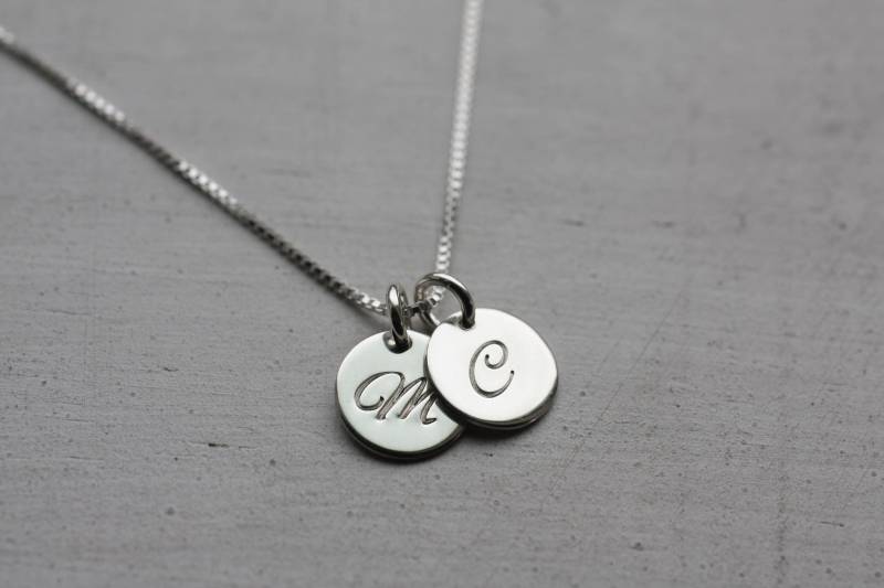 Initial Charm Halskette, 1 2 3 4 5 Silberkette Mit Plättchen, Sterlingsilber Individuelle Monogramm Personalisierte Halskette von UnmistakablyMine