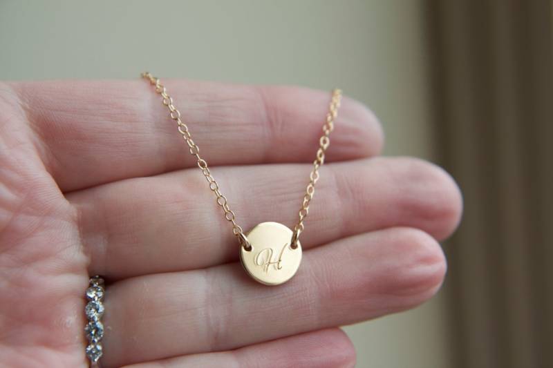 Initial Halskette, Gold, Zierliche Erste Kette, Goldschmuck, Celebrity Inspiriert, Personalisierte Scheibe von UnmistakablyMine
