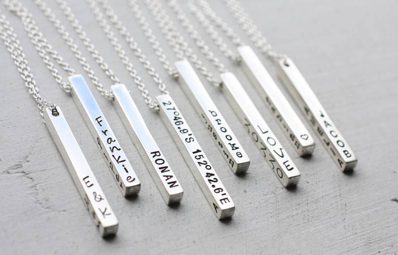 Personalisierte 3D Sterling Silber Bar Halskette, Zierliche Vertikale Schmuck, Gravur Auf Allen Vier Seiten, Säulen Anhänger von UnmistakablyMine