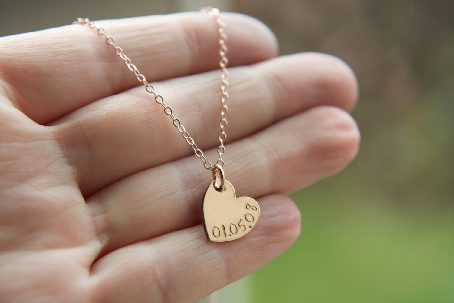 Personalisierte Rose Gold Herz Halskette, Zierliche Rosa Schmuck, Benutzerdefinierte Datum Name Wort Erste Einfache Jeden Tag Schmuck Angepasst von UnmistakablyMine