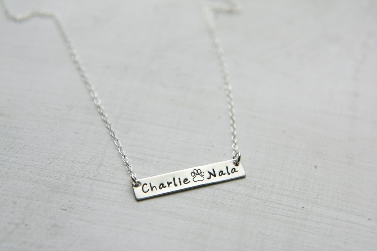 Silber Bar Haustier Namen Halskette, Sterling Hundepfote Schmuck, Personalisierte Hundeliebhaber Geschenk von UnmistakablyMine