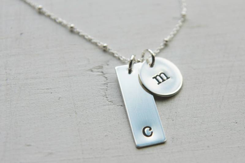 Zwei Charme Silber Initial Halskette, Sterling Silber, Mama Hand Gestempelt Personalisierte Graviert 2 Kinder Erste Moderne von UnmistakablyMine