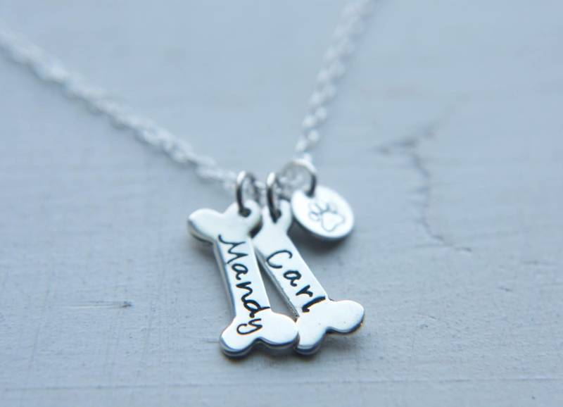 sterling Silber Hundeknochen Zwei Charm Halskette, Personalisiert - Individuell Angepasst Haustier Schmuck, Hund Pfoten 2 Hundeliebhaber Geschenk von UnmistakablyMine
