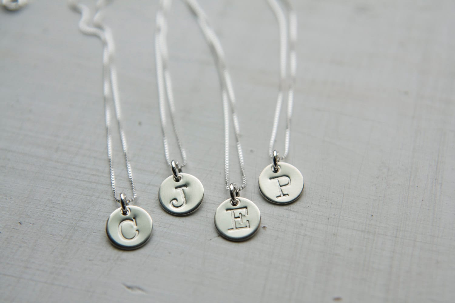 sterling Silber Initial Halskette, Anfängliche Scheibe Maßgeschneiderte, Schreibmaschine Schrift Brief Charme, Personalisierten Schmuck von UnmistakablyMine