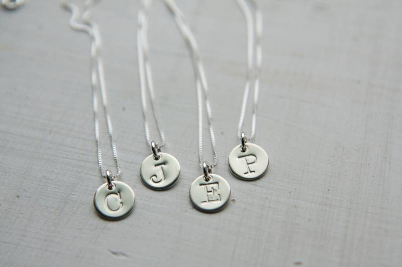 sterling Silber Initial Halskette, Anfängliche Scheibe Maßgeschneiderte, Schreibmaschine Schrift Brief Charme, Personalisierten Schmuck von UnmistakablyMine