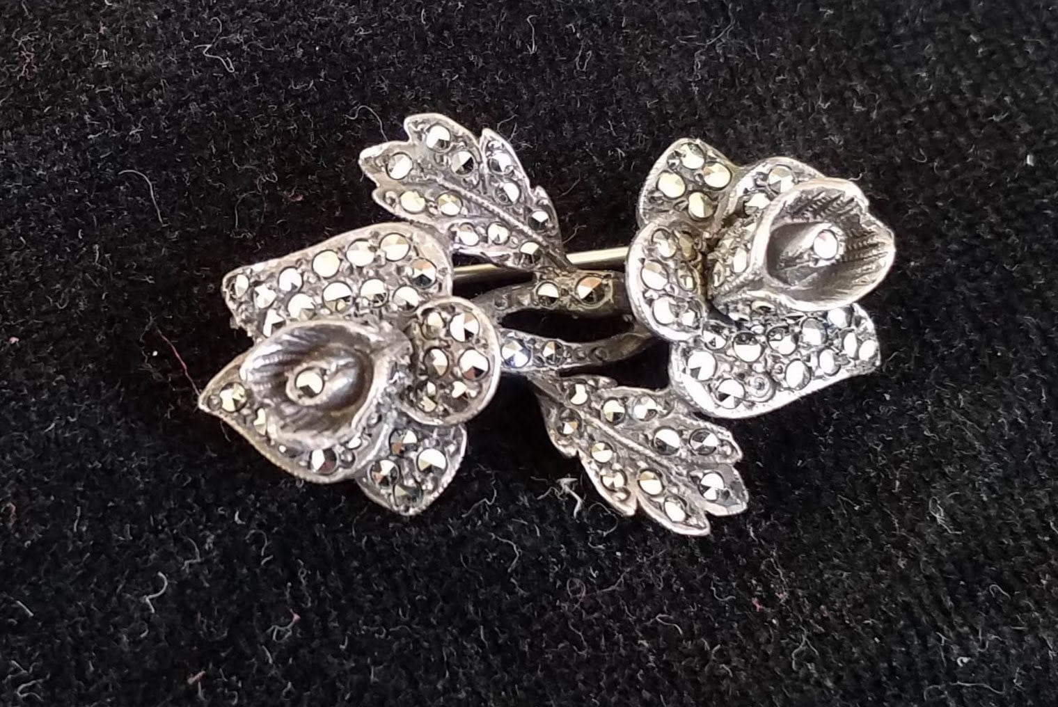 Glitzernde Vintage Sterling Silber Und Marcasite Brosche Mit Zwei Rosen Von Hcw | Gestempelt Glitzernde Vintage Sterling Silber Und Marcasite Brosche Mit Zwei Rosen Von Hcw | Gestempelt von Unravelledthistle
