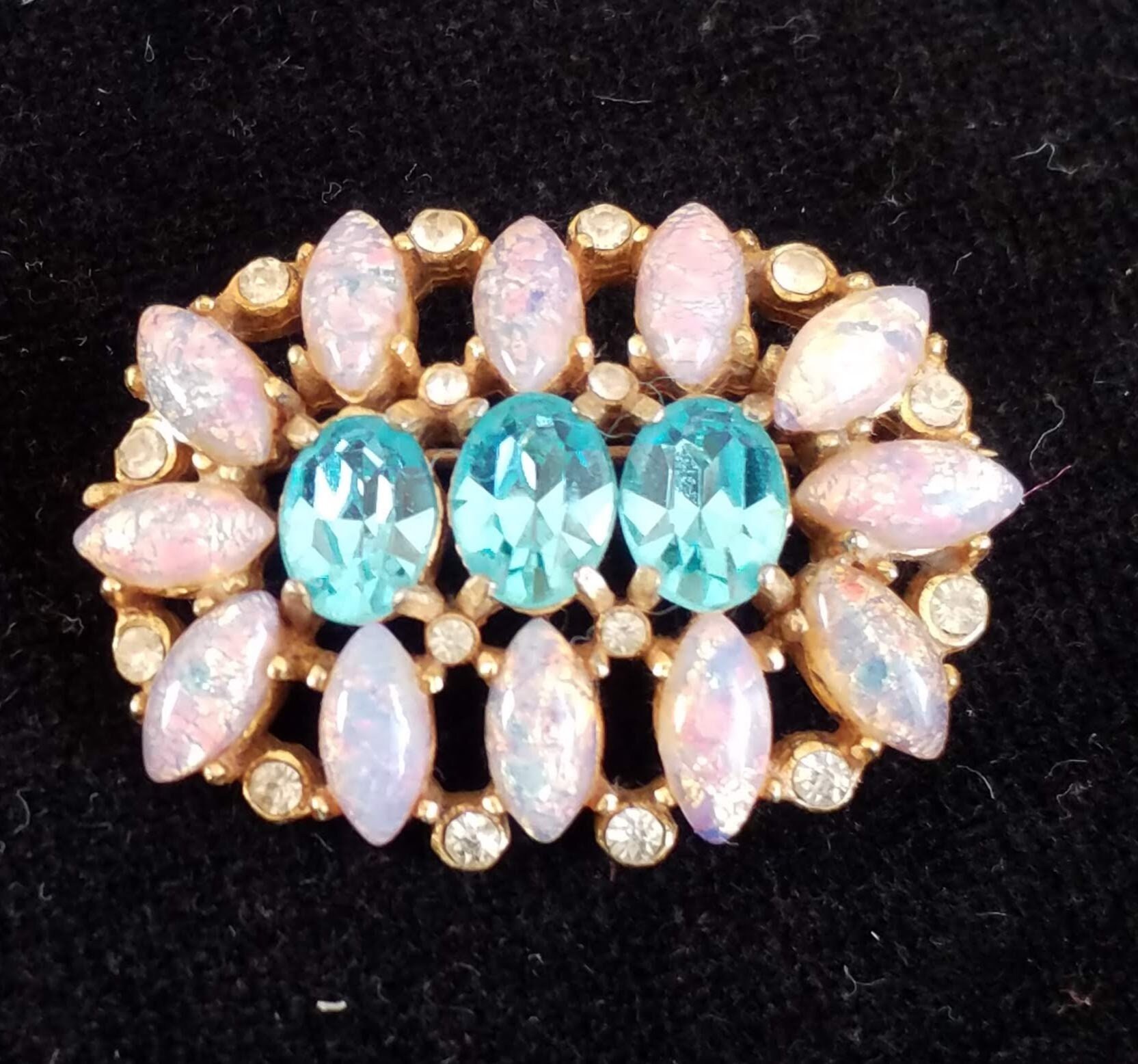 Vintage Brosche Mit Diamante Und Opaleszierende Farbige Strasssteine Vintage Brosche Mit Diamante Und Opaleszierende Farbige Strasssteine von Unravelledthistle