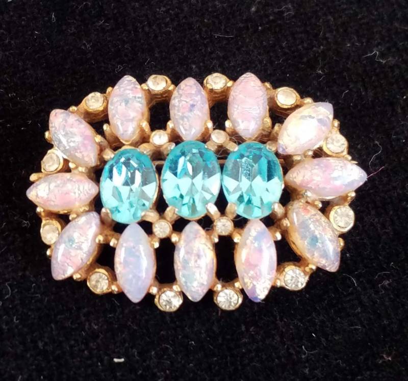 Vintage Brosche Mit Diamante Und Opaleszierende Farbige Strasssteine Vintage Brosche Mit Diamante Und Opaleszierende Farbige Strasssteine von Unravelledthistle