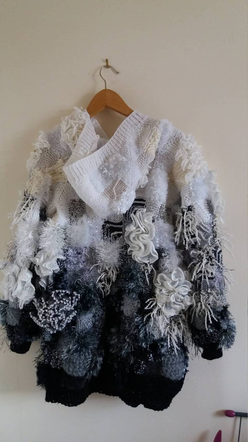 Vintage Hand Gestrickte Strukturierte Monochrome Hoodie Mit Abgestuften Farbe, Weiß Bis Schwarz Vintage Hand Gestrickte Strukturierte Monochrome Hoodie Mit Abgestuften Farbe, Weiß Bis Schwarz von Unravelledthistle