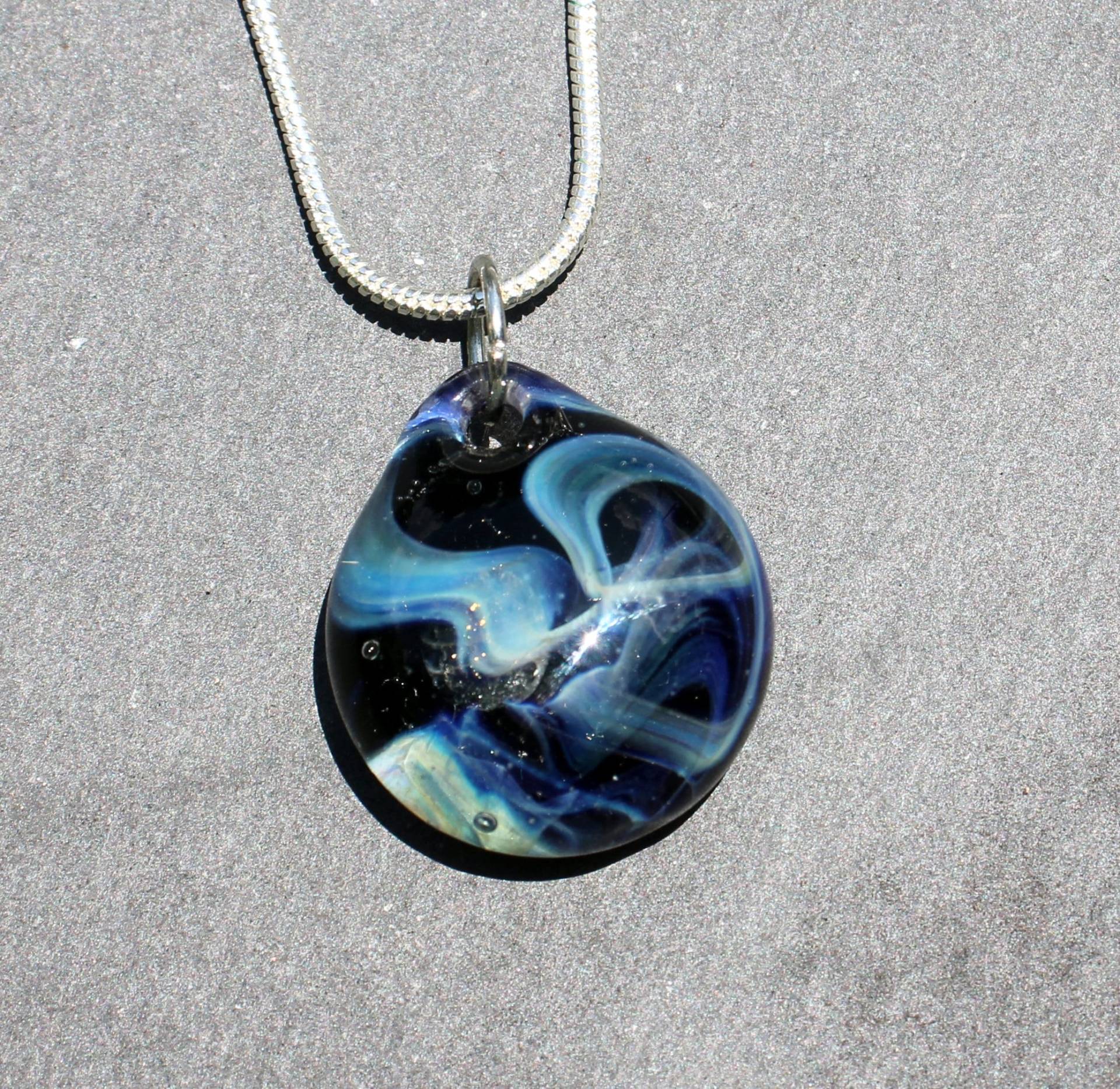 Nachthimmel Anhänger Mit Einem Planeten Starry Night Halskette, Lampwork Blown Boro Glass Art Sky Sra, Universe Space Schmuck Nachthimmel Anhänger Mit Einem Planeten Starry Night Halskette, Lampwork Blown Boro Glass Art Sky Sra, Universe Space Schmuck von UntamedRose