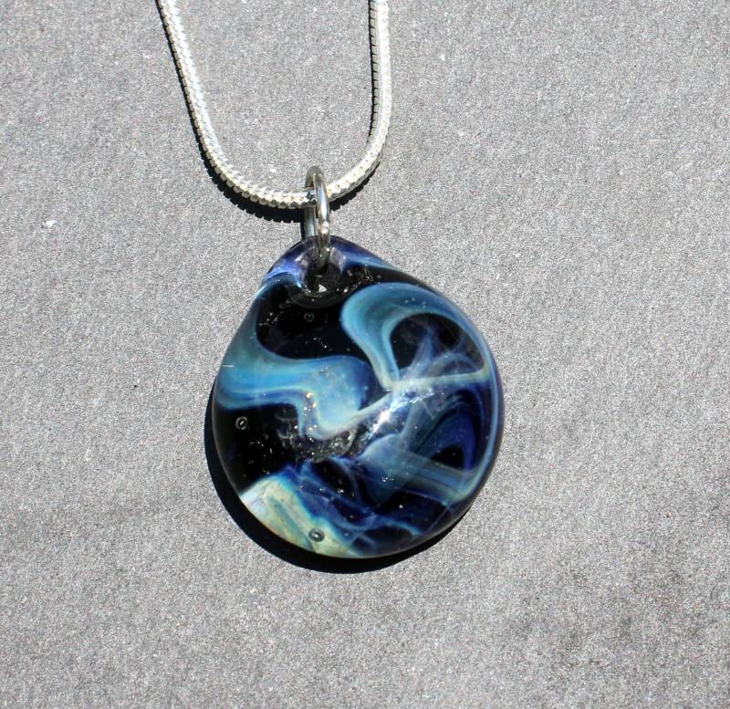Nachthimmel Anhänger Mit Einem Planeten Starry Night Halskette, Lampwork Blown Boro Glass Art Sky Sra, Universe Space Schmuck von UntamedRose