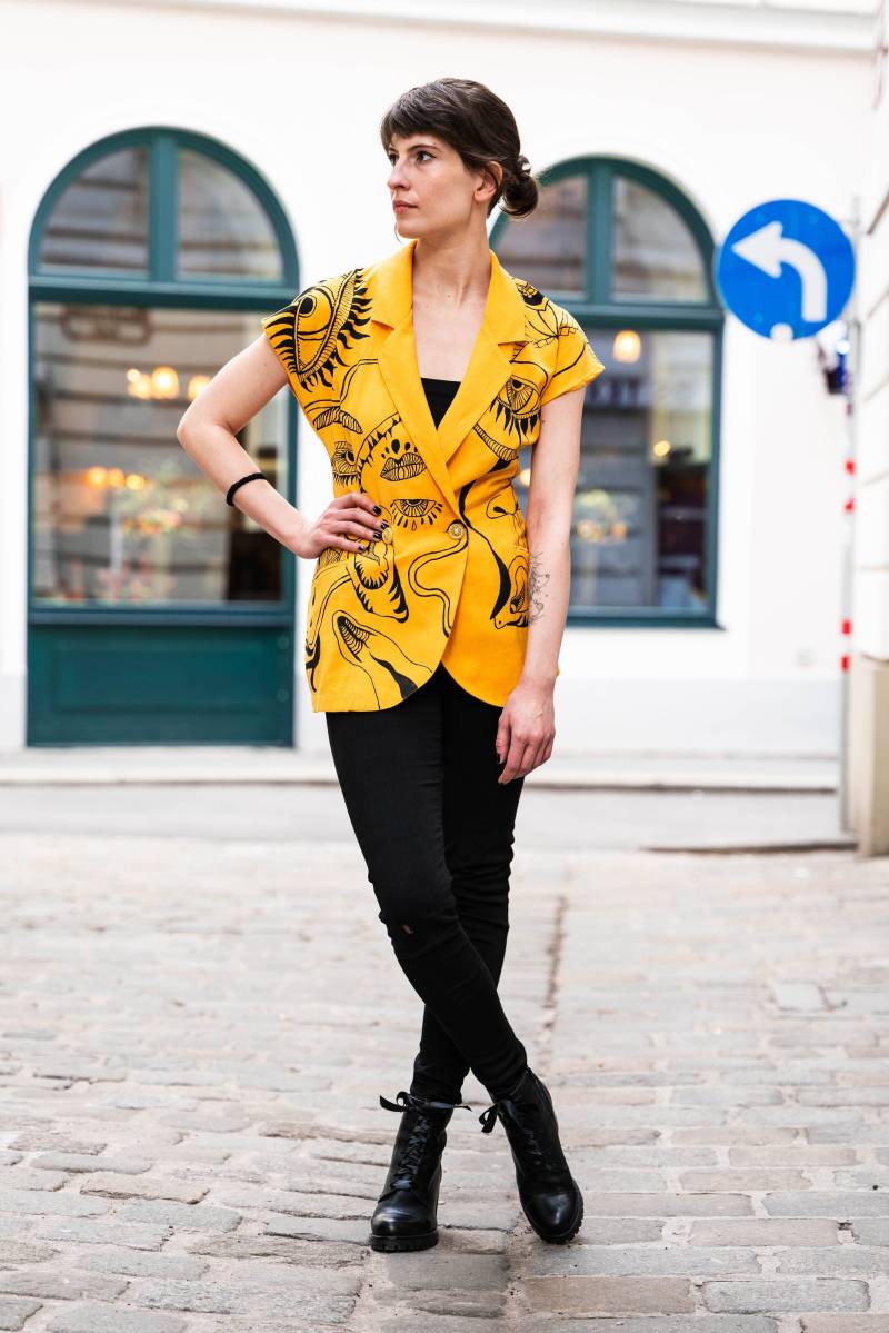 Yellow Jacket Painted Bodyparts von UpBrushCouture